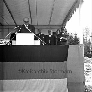 Friedrich-Ebert-Stiftung: Am Kratt: Heimvolkshochschule: Grundsteinlegung durch Bundeskanzler Willy Brandt: Rednertribüne: Bürgervorsteher Heinz Beusen hält Ansprache: Bundesminister für Wohnungsbau Lauritz Lauritzen, SPD-Landesvorsitzender Jochen Steffen, 20. April 1971