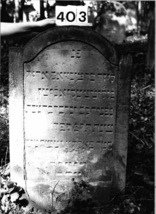 Grabstein 403 (Index: 99803647) Material: Sandstein Zustand: unten leicht verwittert Maße HxBxT: 108x63x10 cm Beschreibung: Stele mit Karniesbogen und profiliertem Rand: Grabstein 403