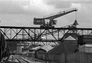 Städtische Rheinhäfen (Städtischer Rheinhafen) Karlsruhe. Kohle-Umschlag