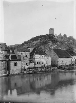 Ortsteilansicht mit Burgfried. Blick über einen Fluss