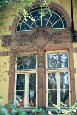 Schmuckelemente des Fensters am Schulgebäude von 1907