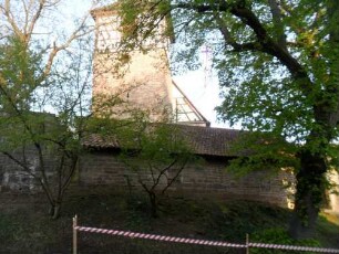 Ansicht von Ostnordosten mit Kirchturm (Schlitzscharten) über Kirchhofmauer