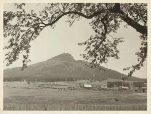 Sudetengau. Blick zum Basaltberg Roll (Ralsko) - 696 m bei Niemes (Mimoň). Auf seinem Gipfel befindet sich die Ruine der gotischen Burg Ralsko (Rollburg).