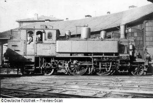 Personenzug-Tenderlokomotive 73 079 der Deutschen Reichsbahn, aufgenommen im Gleisfächer zwischen Drehscheibe und Lokschuppen