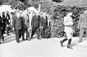 Freiburg: Sportstadion; General Schlesser dahinter: Dichtel, Schweitzer, Magnifizenz
