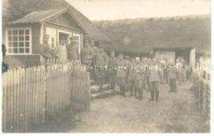 Soldaten vor einem (russischen?) Bauernhaus