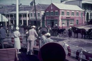 Reisefotos Bermuda. Hamilton, Reisende an Deck eines Passagierschiffes. Blick zum Kai mit "The Bermuda sport shop" und "John A. P. Pitt & Co."