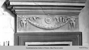 Decken- und Wanddekoration in Grisaille : Türsturz mit Bukranion und Girlandendekor