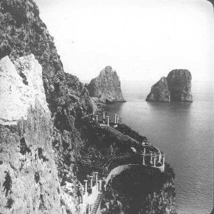 Insel Capri. Südküste und Faraglionifelsen. Blick nach Südost