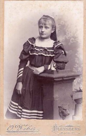 Foto Mädchen im Kleid mit weißen Streifen