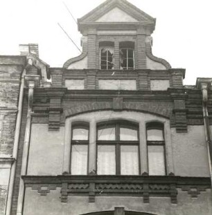 Cottbus, Friedrich-Ebert-Straße 47. Wohn-und Geschäftshaus (um 1895). Fenster und Hauptgiebel