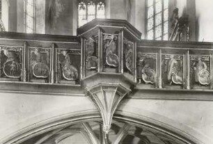 Relief-Felder der Emporenbrüstung