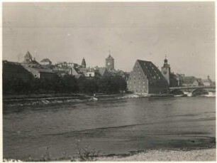 Regensburg, Blick vom linken Donauufer auf die Stadt