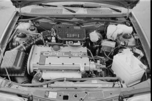 Vorstellung des Opel Kadett GSi 16 V: Blick in Motorraum