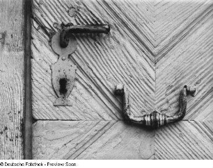 Sohland an der Spree-Wehrsdorf, Lessingstraße 35. Obermühle ((einst Nummer 136); bezeichnet 1786). Wohnhaus (Umgebindehaus). Portal. Detail: Türklinke mit Beschlag und Türklopfer (Gusseisen, Schmiedeeisen)