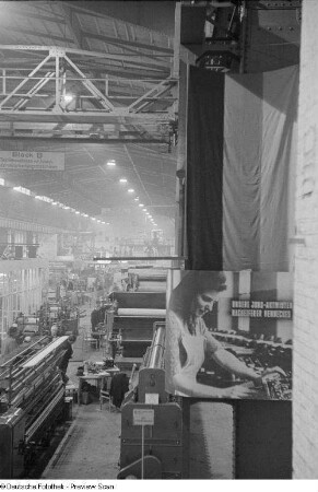 Innenansicht der Textima-Messehalle mit Textilmaschinen