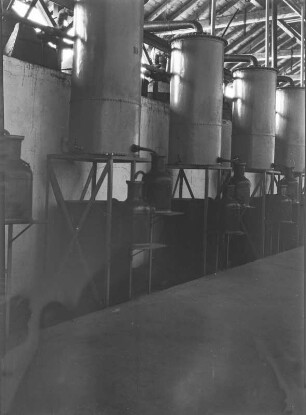 Fabrik : Blick in das Innere einer Fabrik.