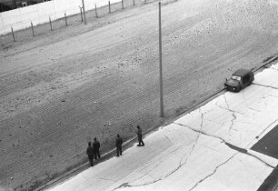 Grenzsoldaten bei der Besichtigung des Tatortes am Bethaniendamm/Köpenicker Straße