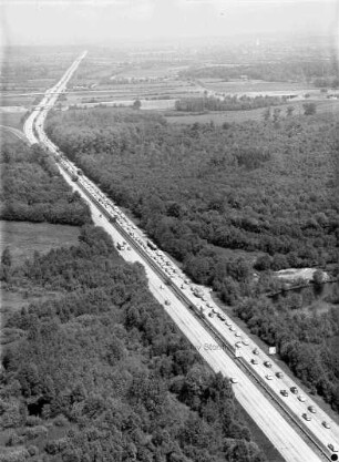 Kreuz Bargteheide: Luftbild: Autobahn A 1 mit Blick in Richtung Norden: im Hintergrund Brücken im Bau, Stau in Richtung Lübeck bis zur Abfahrt Bargteheide