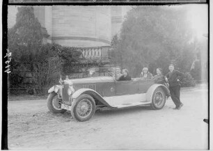 Automobil der fürstlichen Familie Hohenzollern-Sigmaringen; im Hintergrund Hedinger Kirche
