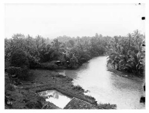 Buitenzorg (Bogor) (Java/Indonesien). Blick über einen Fluß (wohl in der Nähe oder vom Hotel Bellevue)