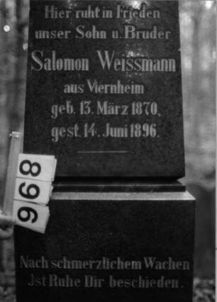 Grabstein 896 (Index: 99802532) Material: Granit, poliert Zustand: sehr gut Maße HxBxT: 236x38x38 cm Beschreibung: getreppter quadratischer Sockel, Obelisk Symbolik: Priesterwaschgeschirr (Kanne und Schüssel) Besonderheit: Endreim: Grabstein 896 (Detailaufnahme)