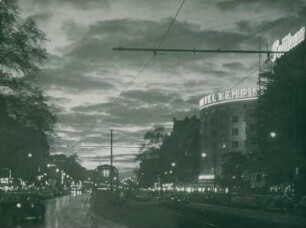 Kurfürstendamm und U-Bahnhof Uhlandstrasse bei Nacht