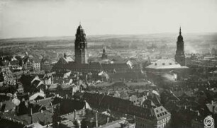 Dresden: Blick über das Neue Rathaus und die Kreuzkirche nach Süd-Südwest. Luftbild-Schrägaufnahme