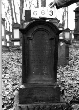 Grabstein 663 (Index: 99901897) Material: Sandstein Maße HxBxT: 100x45x25 cm Besonderheit: Kindergrab: Grabstein 663
