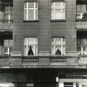 Cottbus, Straße der Jugend 138. Wohn-und Geschäftshaus (um 1910). Fenster der Mittelachse (1. u. 2. OG)