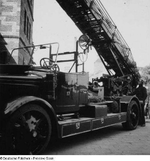Berliner Feuerwehr. Automobildrehleiter, Typ "Mercedes-Benz", aufgerichtet