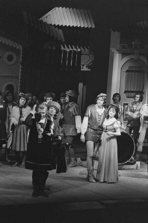 Szenenbilder aus "Boccaccio", Operette in drei Akten von Franz von Suppé mit Libretto von Camillo Walzel und Richard Genée. Komische Oper Berlin, 13.04.1973