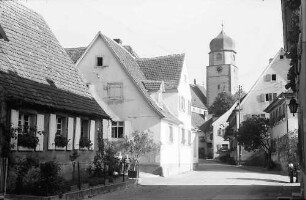 Kirchhofen: Gasse mit Kirchturm
