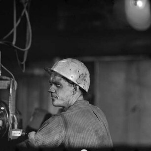 Arbeiter mit Schutzhelm, VEB Elektrokohle, 1960er Jahre. SW-Foto © Kurt Schwarz.