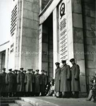 Eine Kompanie der Roten Armee bei der Kranzniederlegung am Jahrestag der Oktoberrevolution von 1917 am sowjetischen Ehrenmal im Tiergarten