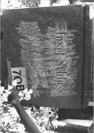 Grabstein 70 (Index: 100114388) Material: Kalkstein Zustand: verwittert Maße HxBxT: 200x64x48 cm Beschreibung: Obelisk, getreppter Sockel: Grabstein 70B