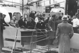 Passagiere auf einem Schiff im Lüneburger Hafen. Aufgenommen 1948