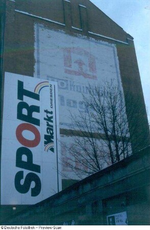 Dresden-Neustadt, Königsbrücker Straße 38. Hauswand mit Werbung "SPORT Markt" und "HO Kaufhaus Magnet"