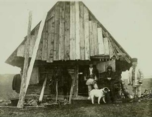Sennhütte : Blick auf eine Sennhütte im Zibinsgebirge mit Bewohnern.