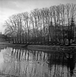 Schlosspark: Blick über Schlossgraben auf Schlossinsel: Baum umgestürzt: hinten rechts Schloss mit Gerüst, Bauwagen: im Hintergrund links Gottesbuden, Schlosskirche