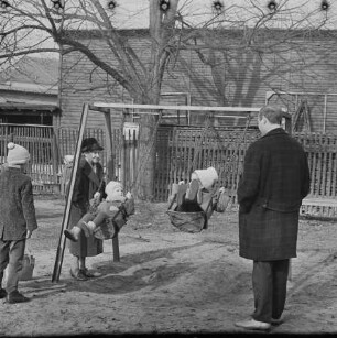 Kinder beim Schaukeln, 1967. SW-Foto © Kurt Schwarz.