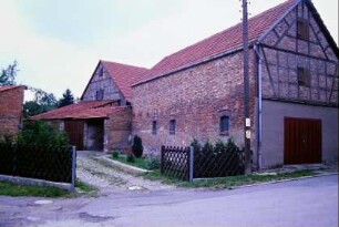 Wirtschaftsgebäude mit neuer Garageneinfahrt im Giebel
