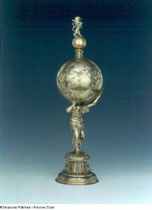 Deckelpokal mit Herkules, der die Himmelskugel trägt