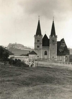 Spišské Podhradie (Kirchdrauf). Spišská Kapitula (Zipser Kapitel). Kathedrale des Heiligen Martin (beg. 1245–1273). Blick zur Zipser Burg