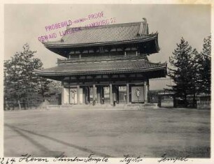 Kyoto, Japan. Haupttor zu einem buddhistischen Tempel, wohl Tōfuku-ji (1236, Wiederaufbau 15. Jh.) in Higashiyama-ku