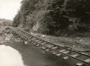 Unwetterkatastrophe im Osterzgebirge am 8./9. Juli 1927. Unterspülter Gleiskörper der Schmalspurbahn bei Burkhardswalde
