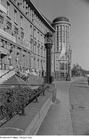 Außenansicht Hauptgebäude mit Bücherturm