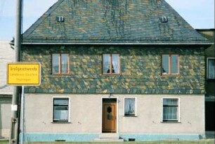 Ortseingang aus Richtung Lichtentanne; Haus mit fleckigem Schiefer