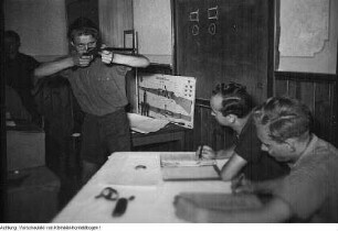 Freie Deutsche Jugend (FDJ), Schießlehrgang (Nach der Wiedereinführung der allgemeinen Wehrpflicht 1951 in der BRD verstärkte auch die DDR die militärische Ausbildung), August 1952