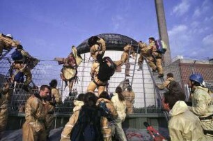 Vierzig Greenpeace-Aktivisten überklettern den Zaun des AKW Stade und besteigen anschließend die Reaktor-Kuppel, um von dort die Abschaltung des Meilers zu fordern. Mitglieder der Umweltschutzorganisation Greenpeace haben am 11.08.1998 das Kernkraftwerk Stade besetzt. Zehn von ihnen kletterten auf die Kuppel des Reaktordruckbehälters und befestigten dort ein acht mal zehn Meter großes Transparent mit der Aufschrift: "Atomausstieg jetzt, Stade abschalten."